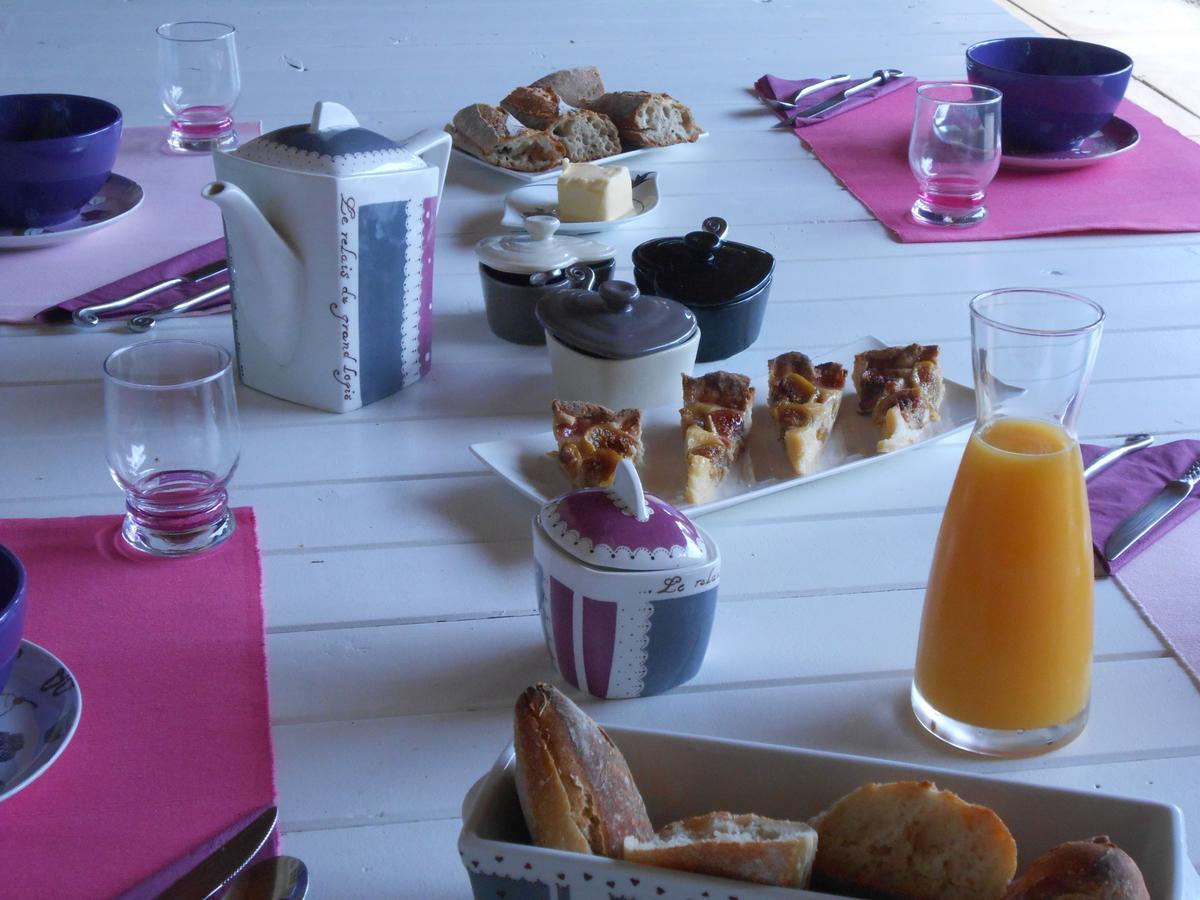 Bed and Breakfast Le Relais Du Grand Logis Civrieux Екстер'єр фото