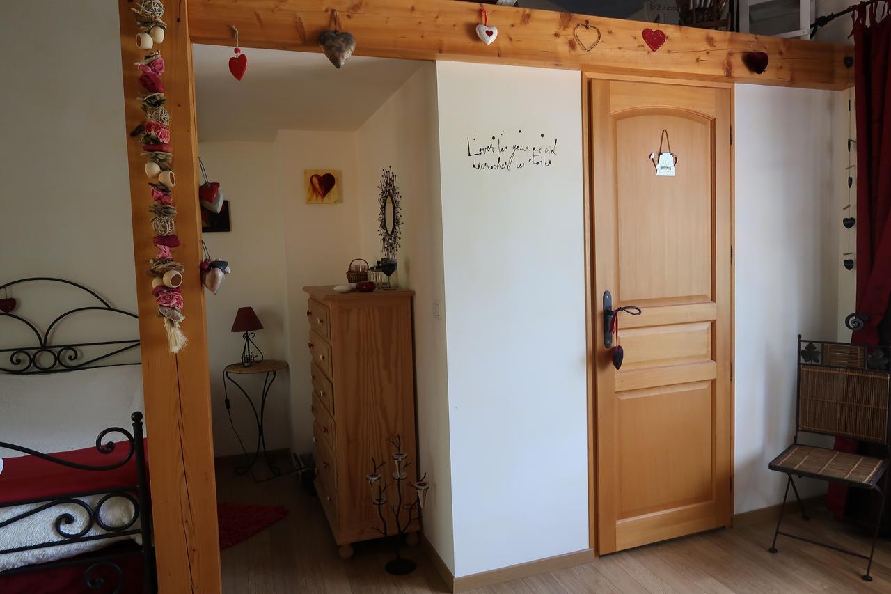 Bed and Breakfast Le Relais Du Grand Logis Civrieux Екстер'єр фото